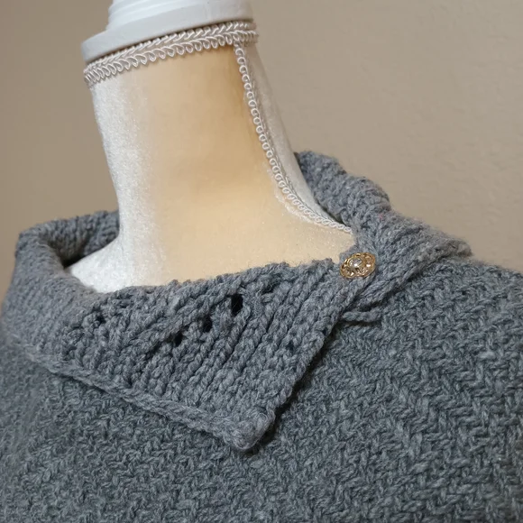 Chic Gray and Burgundy Women's Poncho Set - Picture 7 of 10